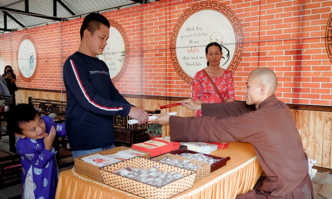 Chùm ảnh mồng ba Tết tại chùa Tây Pháp