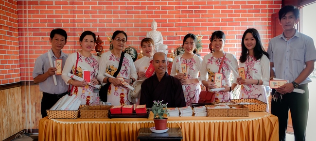 Chùm ảnh mồng hai Tết tại chùa Tây Pháp