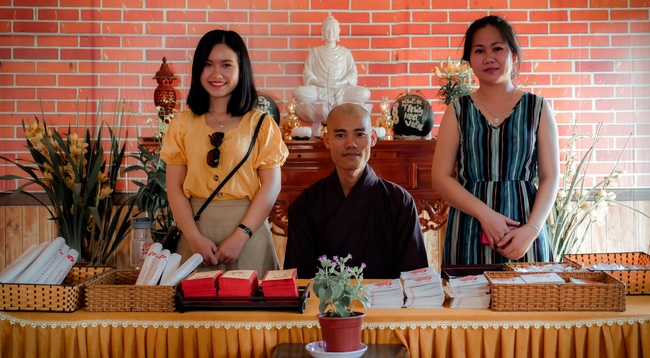 Chùm ảnh mồng hai Tết tại chùa Tây Pháp