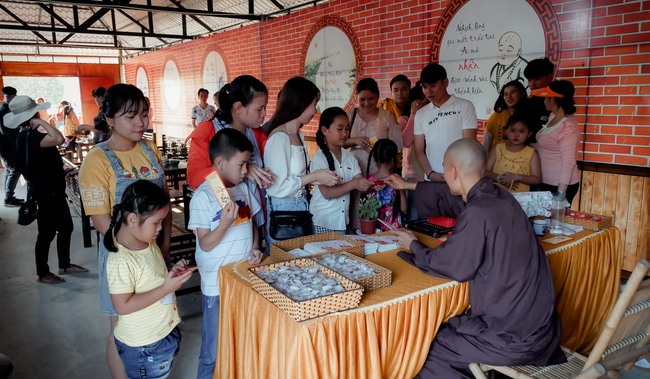 Chùm ảnh mồng hai Tết tại chùa Tây Pháp