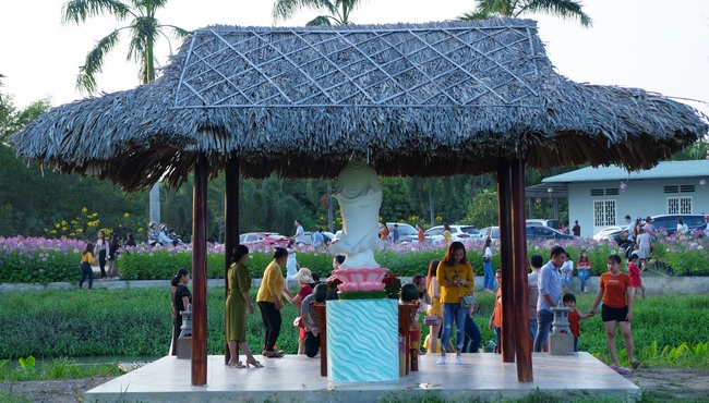 Chùm ảnh mồng hai Tết tại chùa Tây Pháp