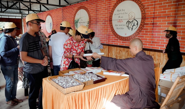 Chùm ảnh mồng hai Tết tại chùa Tây Pháp