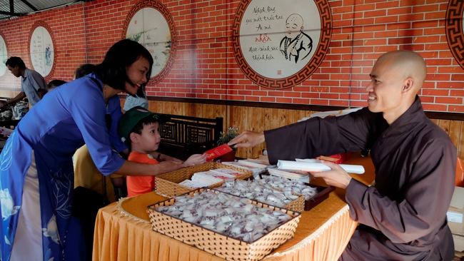 Chùm ảnh mồng hai Tết tại chùa Tây Pháp