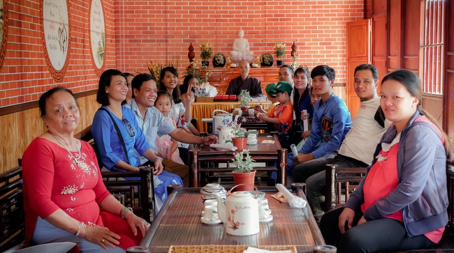 Chùm ảnh mồng hai Tết tại chùa Tây Pháp