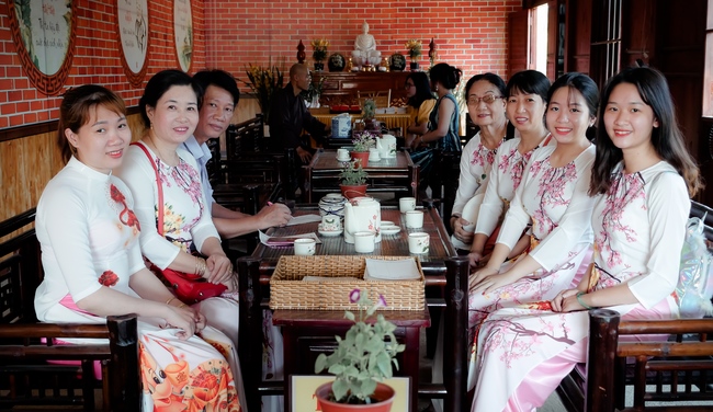 Chùm ảnh mồng hai Tết tại chùa Tây Pháp