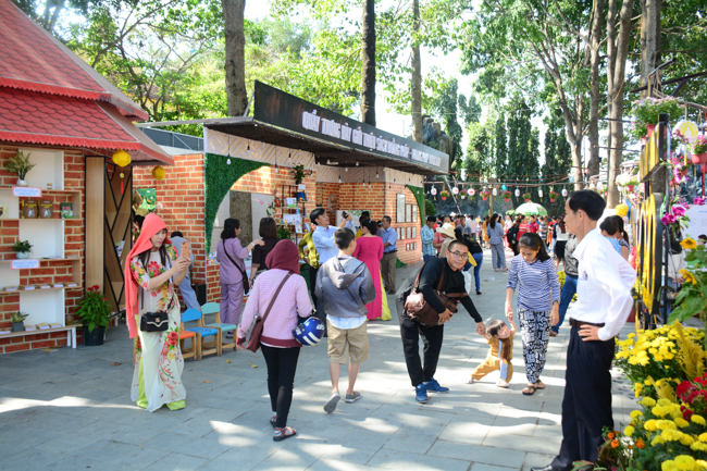 Series of photos on the 3rd day of Tet Holiday