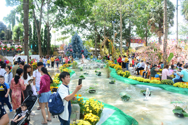 Series of photos on the 3rd day of Tet Holiday