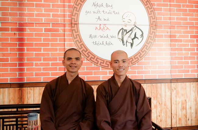 Chùm ảnh mồng bốn Tết tại chùa Tây Pháp