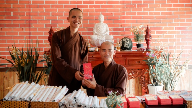 Chùm ảnh mồng bốn Tết tại chùa Tây Pháp