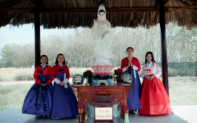 Chùm ảnh mồng bốn Tết tại chùa Tây Pháp