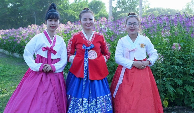 Chùm ảnh mồng bốn Tết tại chùa Tây Pháp