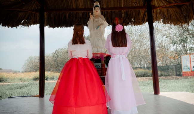 Chùm ảnh mồng bốn Tết tại chùa Tây Pháp