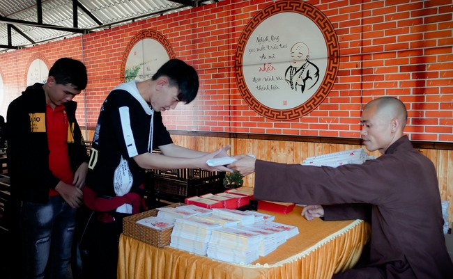 Chùm ảnh mồng bốn Tết tại chùa Tây Pháp