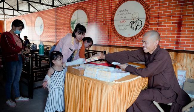 Chùm ảnh mồng bốn Tết tại chùa Tây Pháp