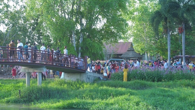 Chùm ảnh mồng bốn Tết tại chùa Tây Pháp