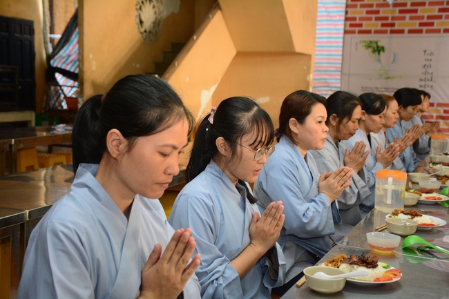 Gia đình Phật tử Hoằng Pháp thọ bát quan trai giới