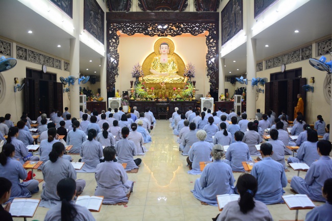 Gia đình Phật tử Hoằng Pháp thọ bát quan trai giới