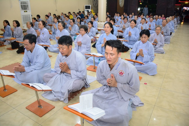 Gia đình Phật tử Hoằng Pháp thọ bát quan trai giới