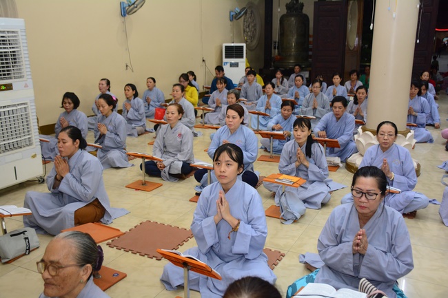 Gia đình Phật tử Hoằng Pháp thọ bát quan trai giới