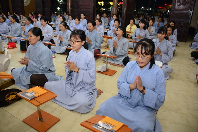 Gia đình Phật tử Hoằng Pháp thọ bát quan trai giới