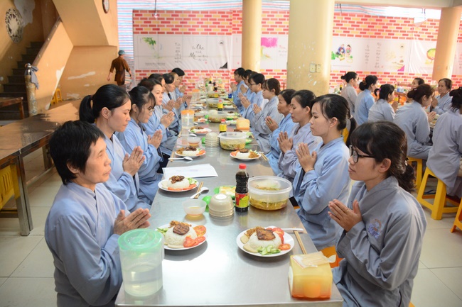 Gia đình Phật tử Hoằng Pháp thọ bát quan trai giới