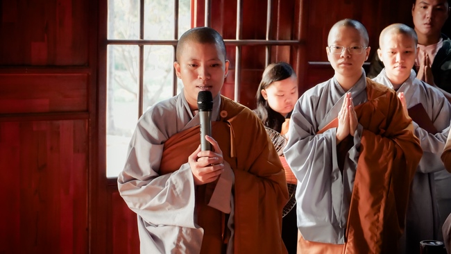 Chùm ảnh mồng năm Tết tại chùa Tây Pháp