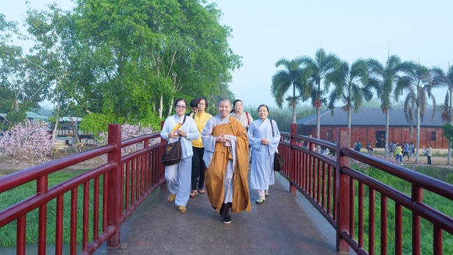 Chùm ảnh mồng năm Tết tại chùa Tây Pháp