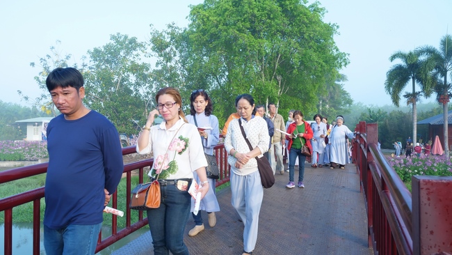 Chùm ảnh mồng năm Tết tại chùa Tây Pháp