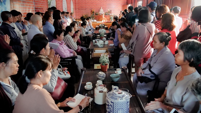 Chùm ảnh mồng năm Tết tại chùa Tây Pháp