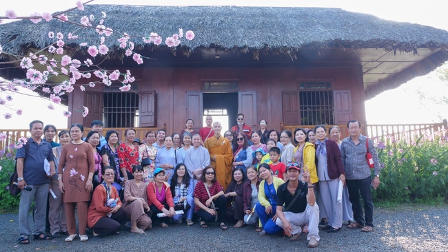 Chùm ảnh mồng năm Tết tại chùa Tây Pháp