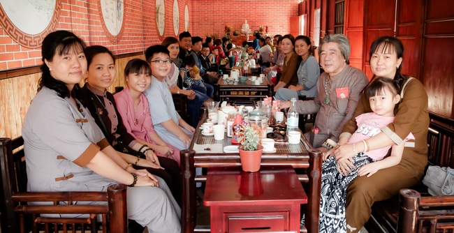 Chùm ảnh mồng năm Tết tại chùa Tây Pháp