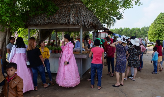Chùm ảnh mồng năm Tết tại chùa Tây Pháp
