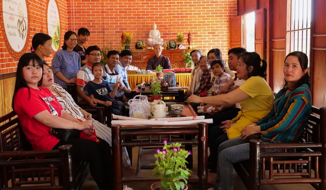 Chùm ảnh mồng năm Tết tại chùa Tây Pháp