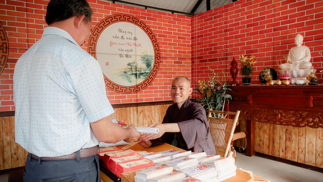 Chùm ảnh mồng năm Tết tại chùa Tây Pháp