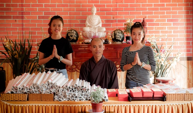 Chùm ảnh mồng năm Tết tại chùa Tây Pháp