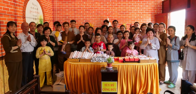 Chùm ảnh mồng năm Tết tại chùa Tây Pháp