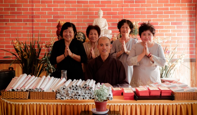 Chùm ảnh mồng năm Tết tại chùa Tây Pháp