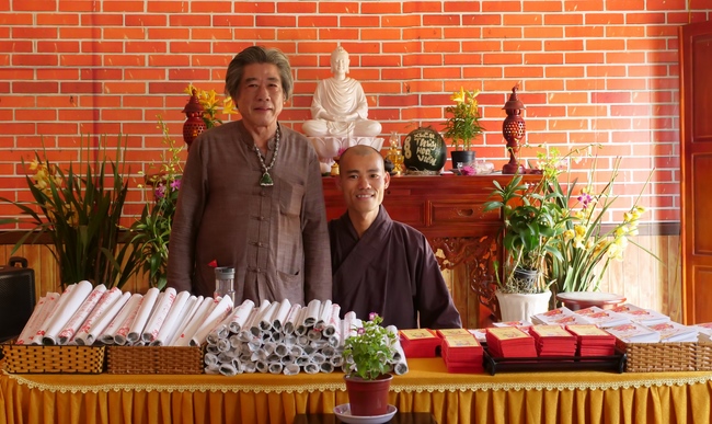 Chùm ảnh mồng năm Tết tại chùa Tây Pháp