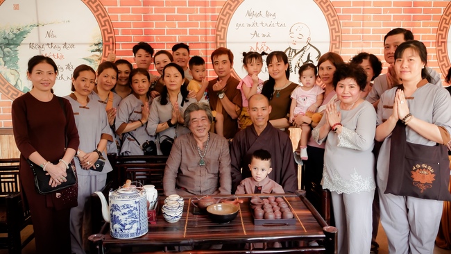 Chùm ảnh mồng năm Tết tại chùa Tây Pháp