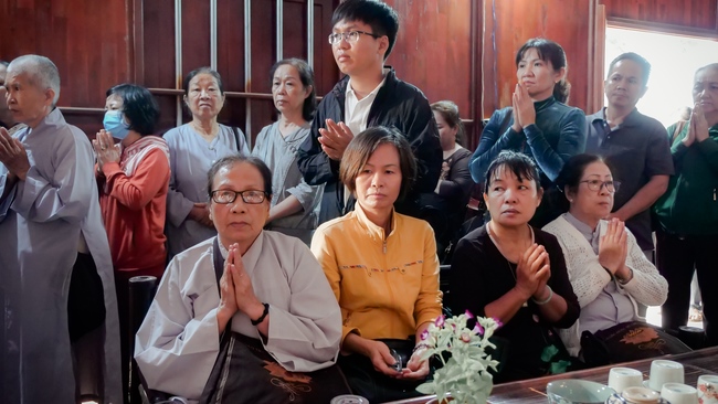 Chùm ảnh mồng năm Tết tại chùa Tây Pháp