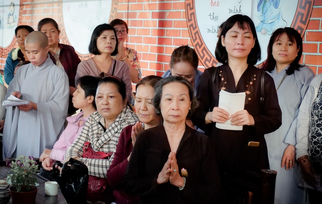 Chùm ảnh mồng năm Tết tại chùa Tây Pháp