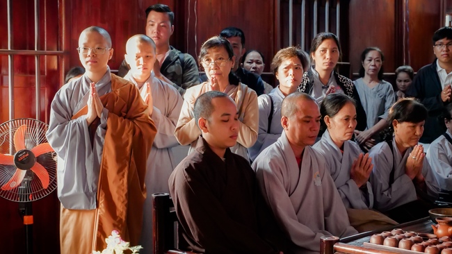 Chùm ảnh mồng năm Tết tại chùa Tây Pháp