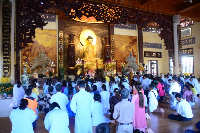 Sightseeing tour of prostrating the Buddha at beginning of the year.