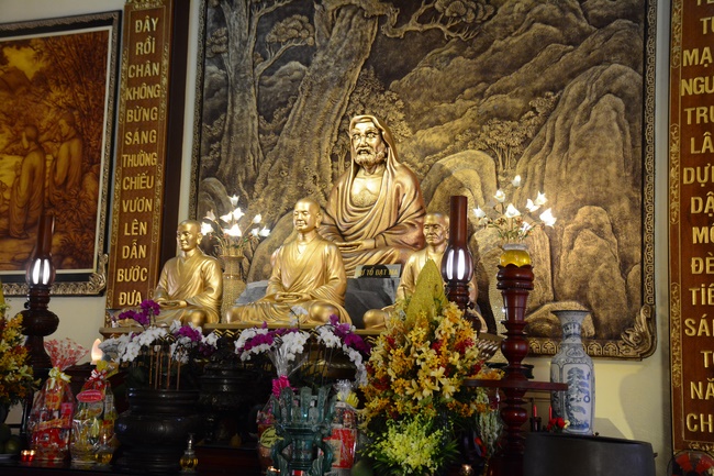 Sightseeing tour of prostrating the Buddha at beginning of the year.