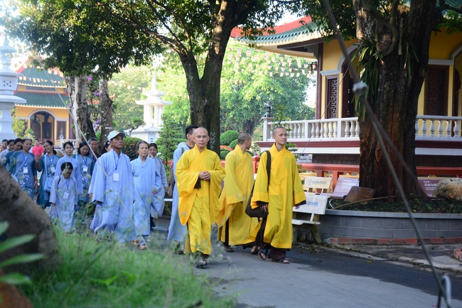 Sightseeing tour of prostrating the Buddha at beginning of the year.