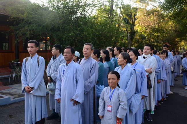 Sightseeing tour of prostrating the Buddha at beginning of the year.