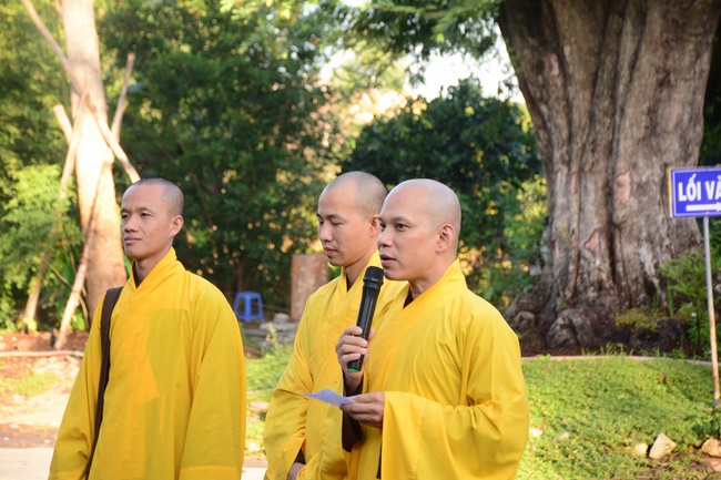 Sightseeing tour of prostrating the Buddha at beginning of the year.