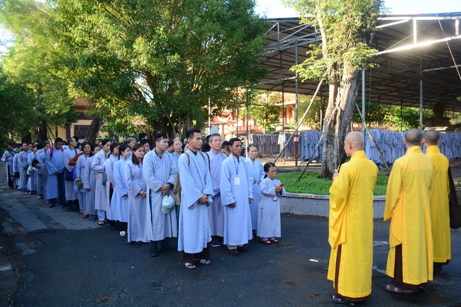 Sightseeing tour of prostrating the Buddha at beginning of the year.