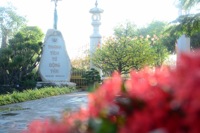 Sightseeing tour of prostrating the Buddha at beginning of the year.