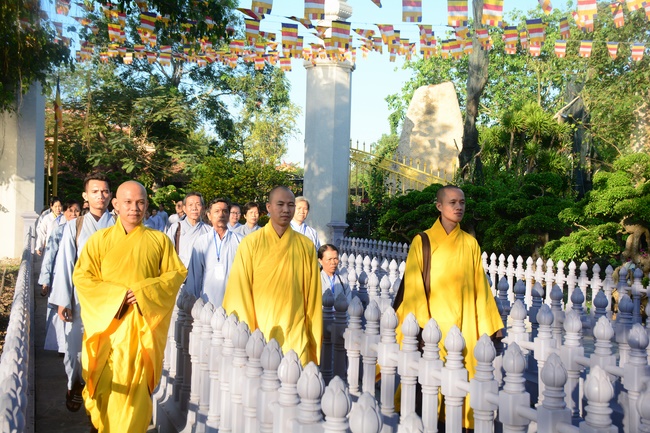 Sightseeing tour of prostrating the Buddha at beginning of the year.